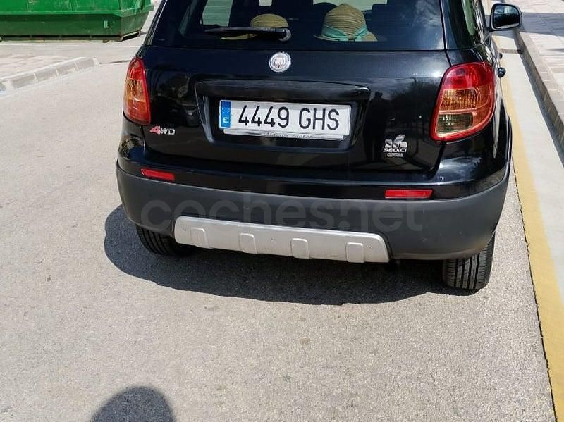 Usado Fiat Sedici Emotion 120 CV (88 kW) 2008 Negro SUV