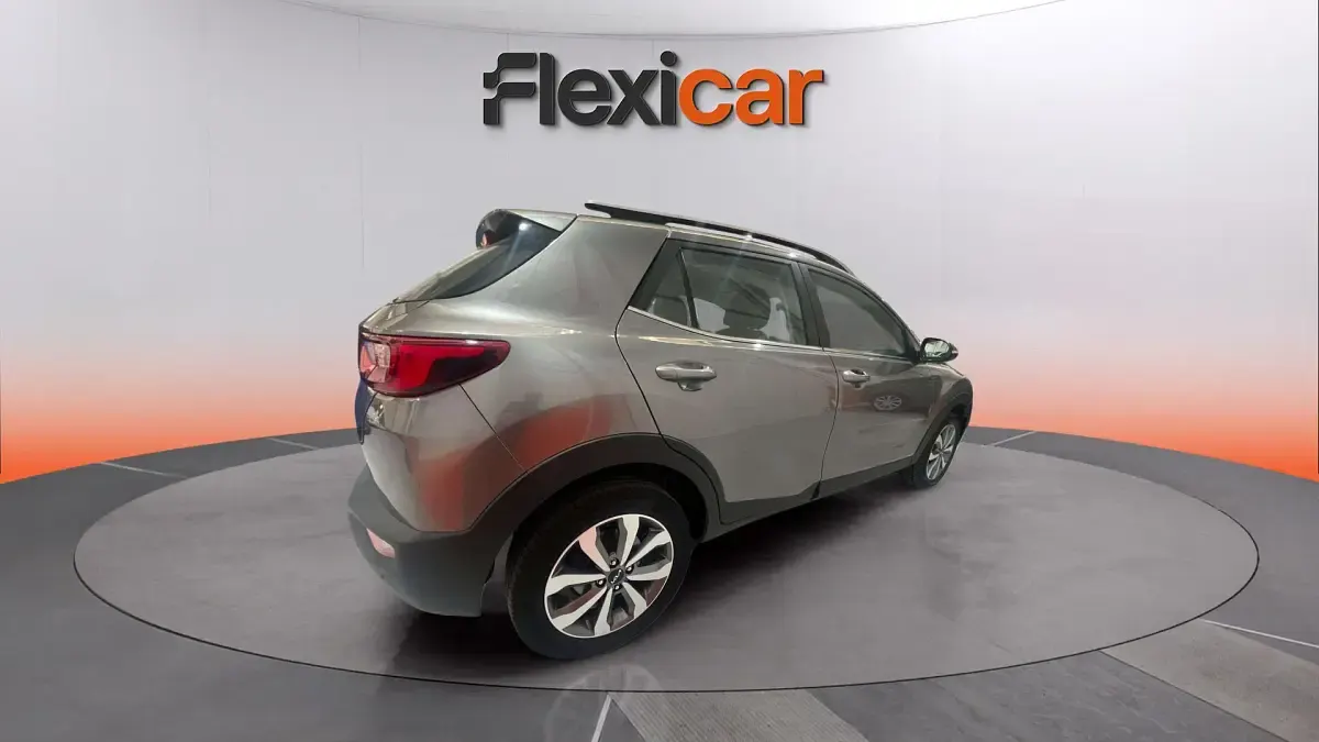 Usado Kia Stonic 101 CV (74 kW) 2024 Gris SUV