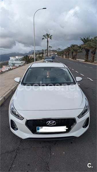 Usado Hyundai i30 140 CV (102 kW) 2018 Blanco Berlina