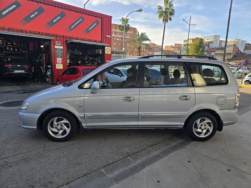 Usado Hyundai Trajet GLS 112 CV (82 kW) 2007 Gris / plata Monovolumen