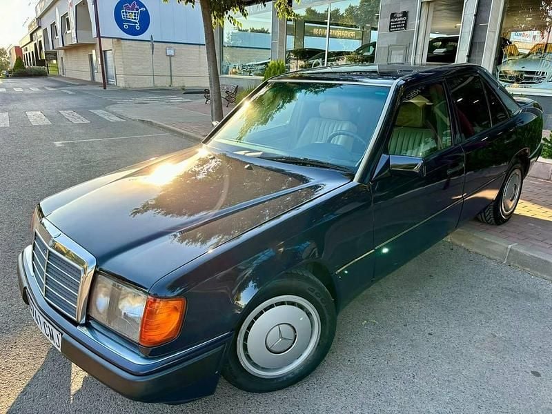 Usado Mercedes E300 147 CV (108 kW) 1989 Azul Berlina