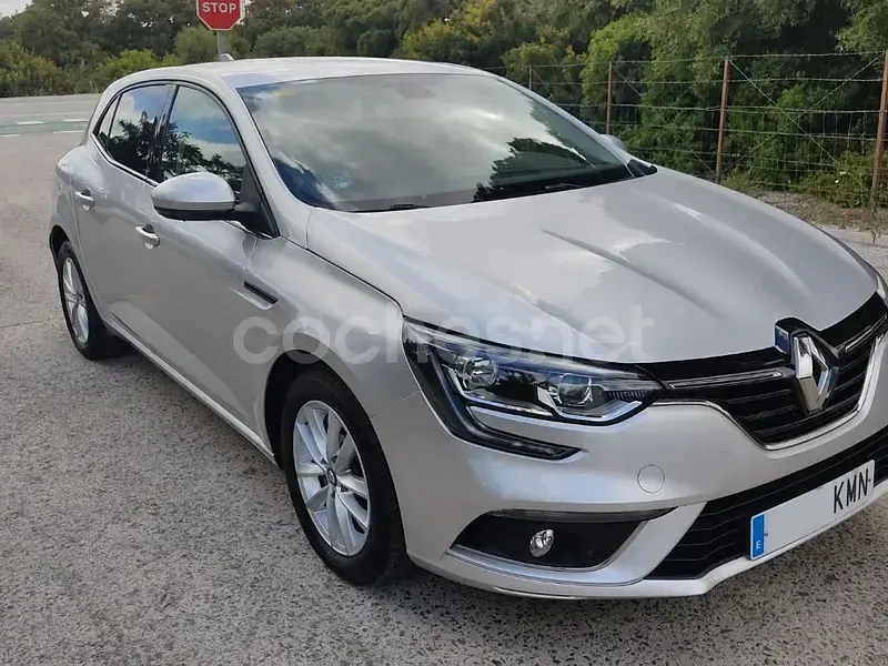 Usado Renault Mégane LIMITED 100 CV (73 kW) 2018 Gris / plata Berlina