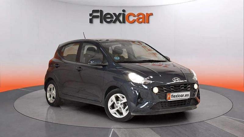 Usado Hyundai i10 67 CV (49 kW) 2022 Gris Utilitario