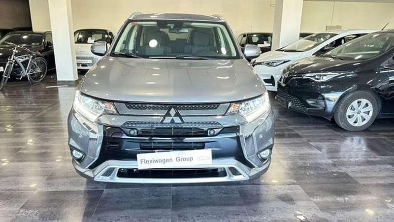 Usado Mitsubishi Outlander P-HEV Motion 224 CV (164 kW) 2021 Gris SUV