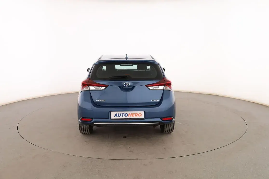Usado Toyota Auris Hybrid Active 136 CV (100 kW) 2018 Azul Berlina