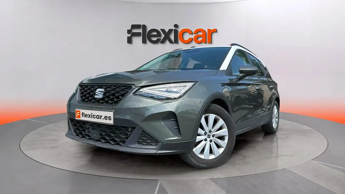 Usado Seat Arona Style 110 CV (80 kW) 2023 Gris SUV