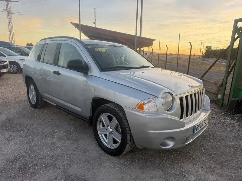 Usado Jeep Compass Limited 140 CV (102 kW) 2007 Gris / plata SUV
