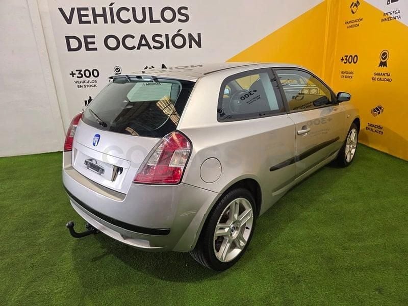 Usado Fiat Stilo Dynamic 140 CV (102 kW) 2004 Gris / plata Berlina