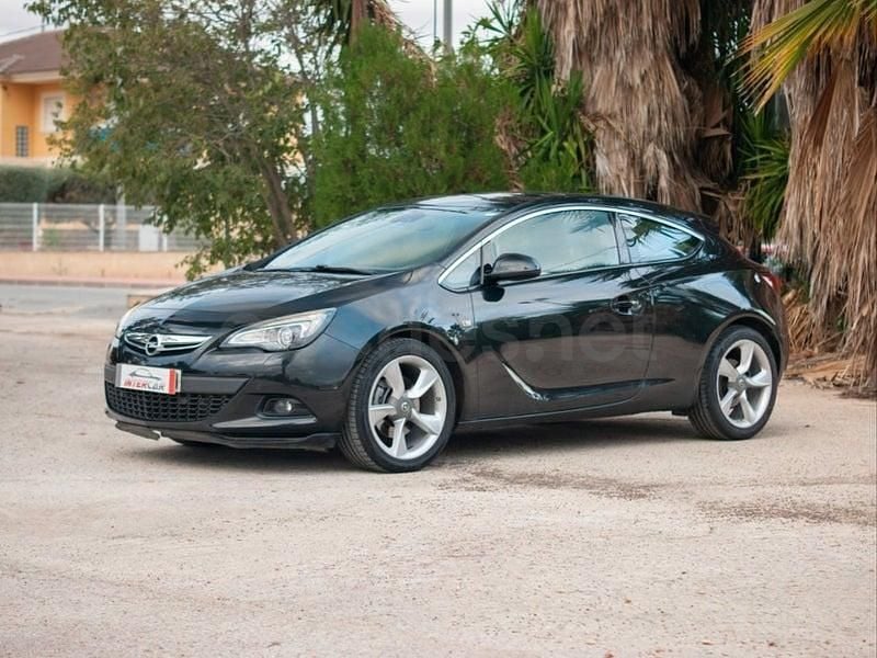 Usado Opel Astra GTC Selective 136 CV (100 kW) 2015 Negro Berlina