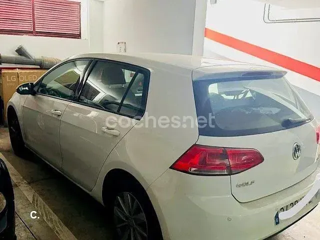 Usado VW Golf VII Edition 105 CV (77 kW) 2014 Blanco Berlina