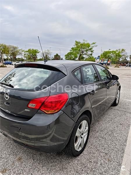 Usado Opel Astra Selective 110 CV (80 kW) 2011 Gris / plata Berlina