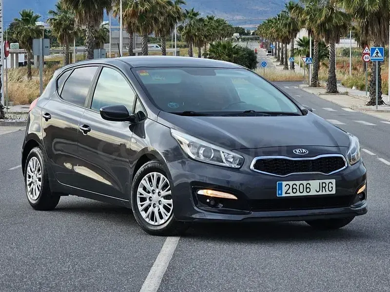 Usado Kia Ceed GT 90 CV (66 kW) 2017 Gris / plata Berlina