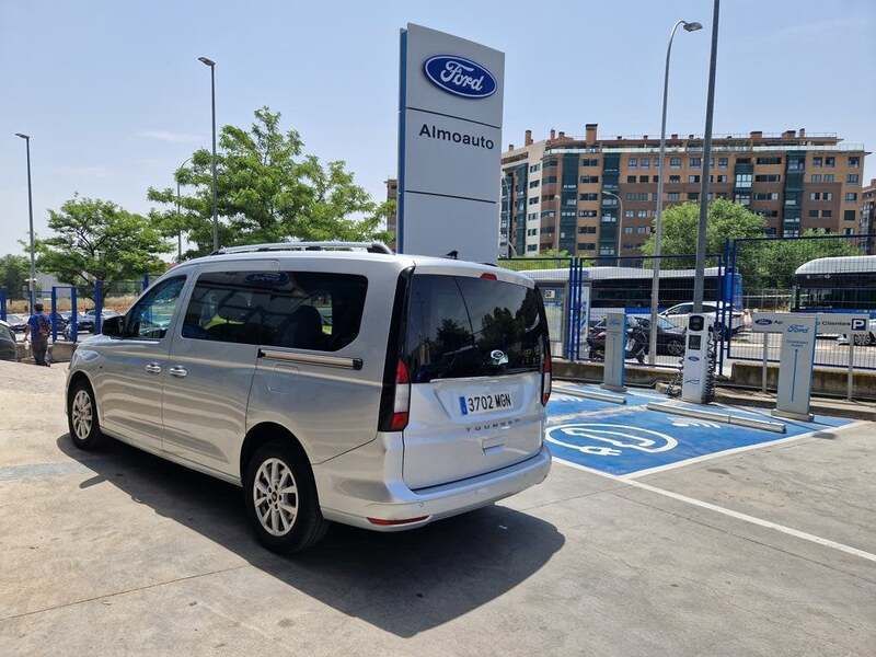 Plateado Usado 2023 Ford Tourneo Connect Titanium Monovolumen | 28.250 € (Precio justo) - Imagen 1/4