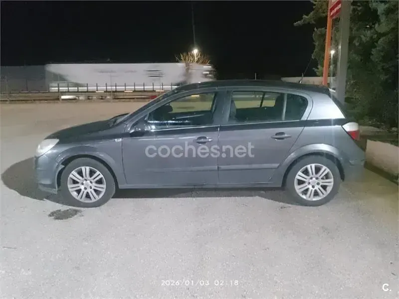 Usado Opel Astra Edition 110 CV (80 kW) 2009 Gris / plata Berlina