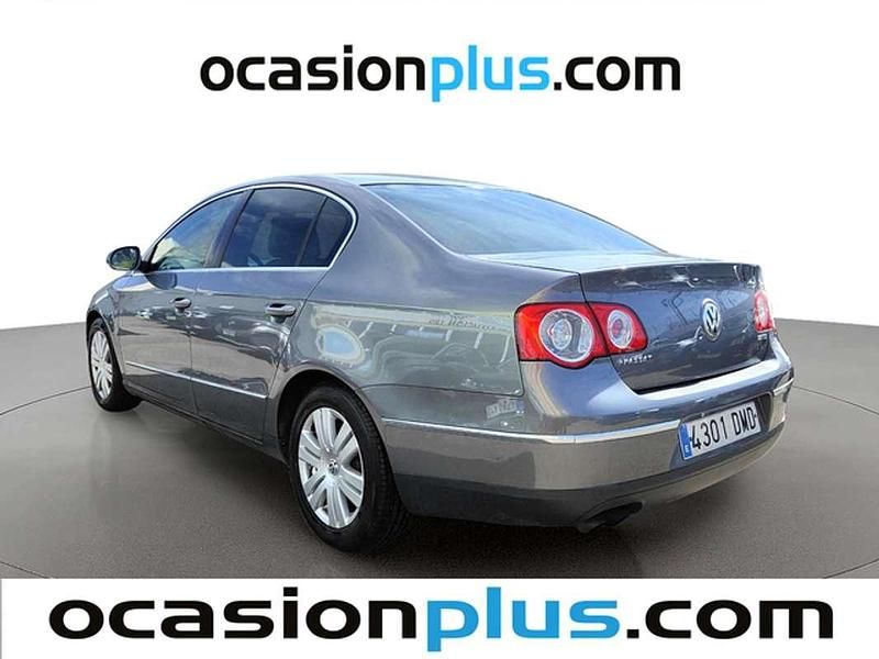 Usado VW Passat Highline 140 CV (102 kW) 2005 Plateado Berlina