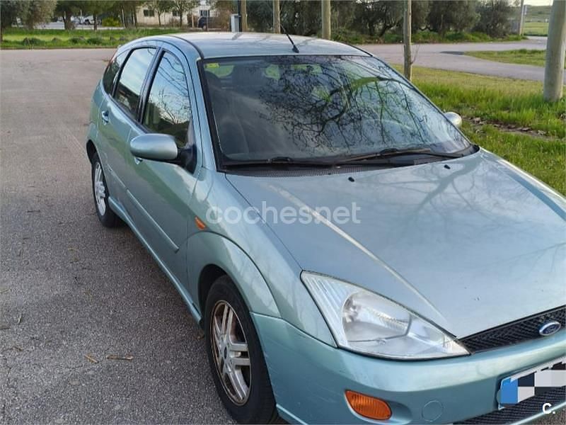 Usado Ford Focus Trend 90 CV (66 kW) 2001 Gris / plata Berlina