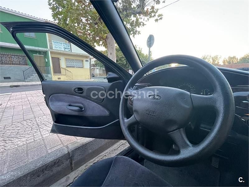 Usado Ford Escort Ghia 90 CV (66 kW) 1997 Verde Berlina