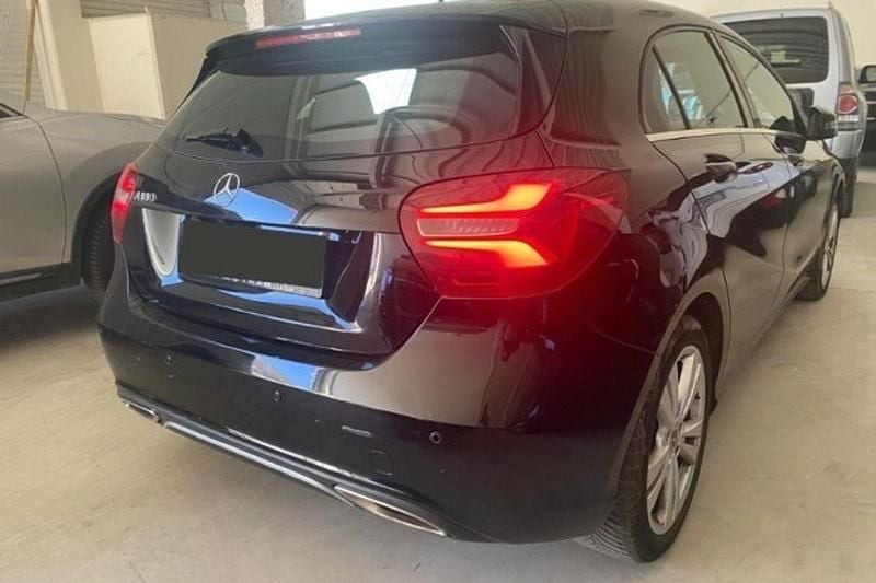 Usado Mercedes A180 122 CV (89 kW) 2018 Negro Berlina