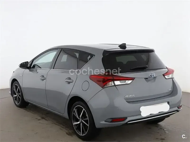 Usado Toyota Auris Hybrid 136 CV (100 kW) 2017 Gris / plata Berlina