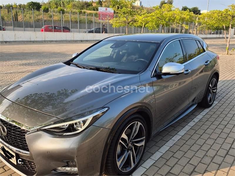 Usado Infiniti Q30 Sport Tech 170 CV (125 kW) 2017 Gris / plata Berlina