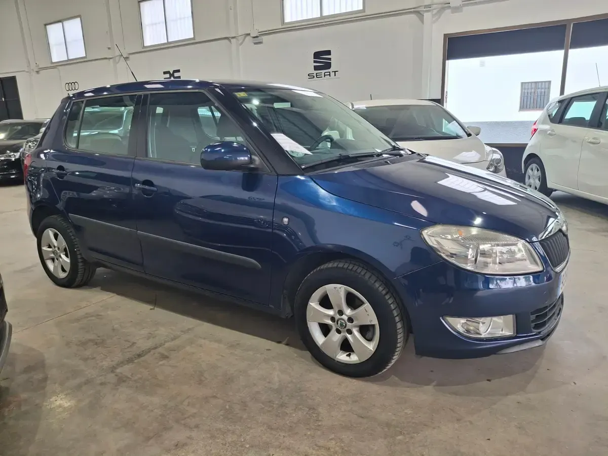 Usado Skoda Fabia Style 90 CV (66 kW) 2012 Azul Berlina