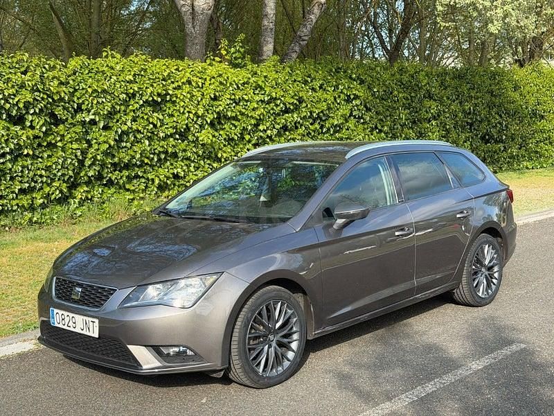Usado Seat Leon CONNECT 110 CV (80 kW) 2016 Gris / plata Familiar