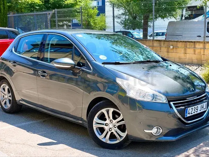 Usado Peugeot 208 Allure 92 CV (67 kW) 2015 Blanco Utilitario