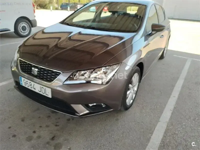 Usado Seat Leon Style 105 CV (77 kW) 2015 Gris / plata Berlina