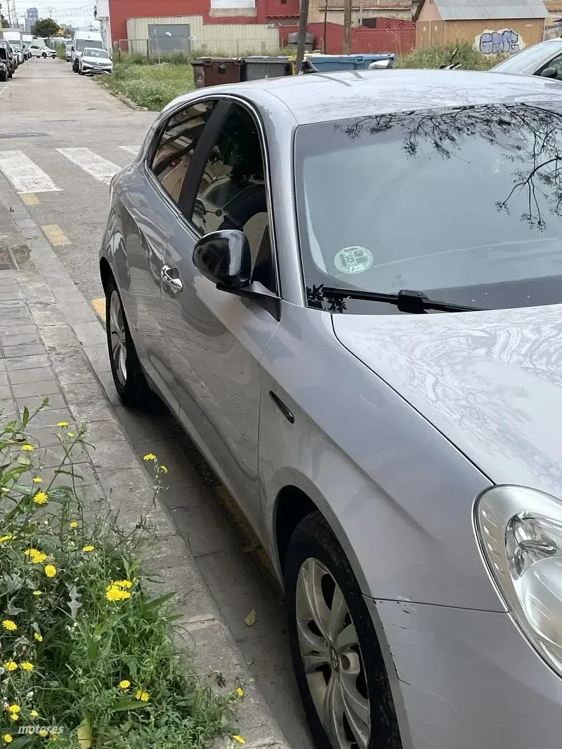 Usado Alfa Romeo Giulietta Distinctive 105 CV (77 kW) 2014 Gris / plateado Utilitario