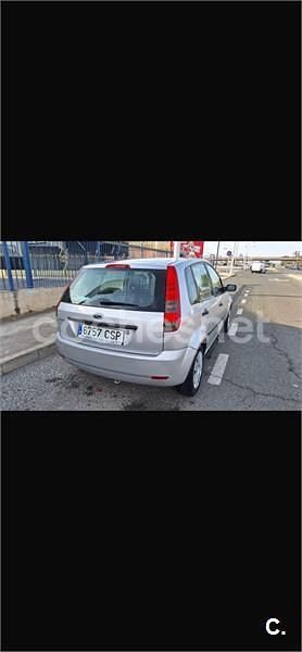 Usado Ford Fiesta 80 CV (58 kW) 2004 Gris / plata Utilitario
