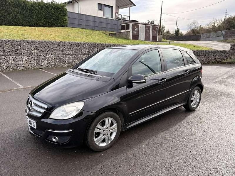 Usado Mercedes A180 109 CV (80 kW) 2011 Negro Utilitario