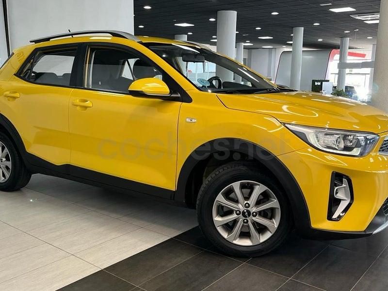 Usado Kia Stonic 84 CV (61 kW) 2022 Amarillo SUV