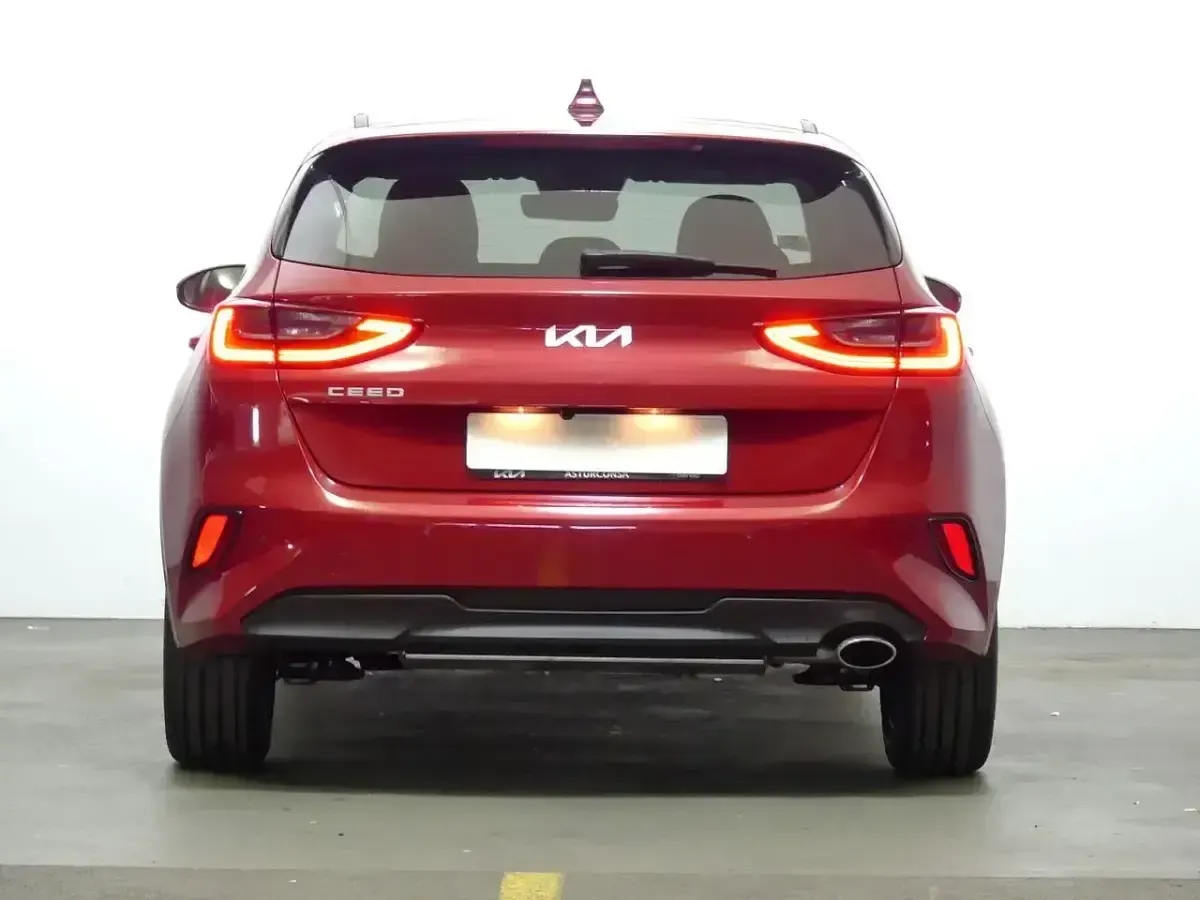 Usado Kia Ceed 136 CV (100 kW) 2023 Rojo Utilitario