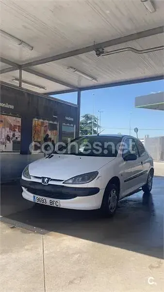 Usado Peugeot 206 60 CV (44 kW) 2001 Blanco Berlina