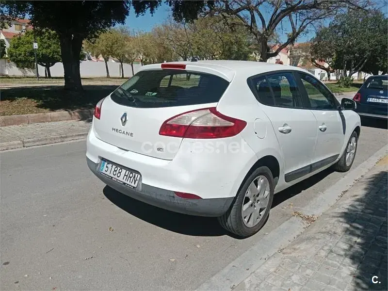 Usado Renault Mégane Dynamique 110 CV (80 kW) 2014 Blanco Berlina