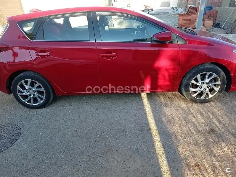 Usado Toyota Auris Active 116 CV (85 kW) 2016 Rojo Berlina