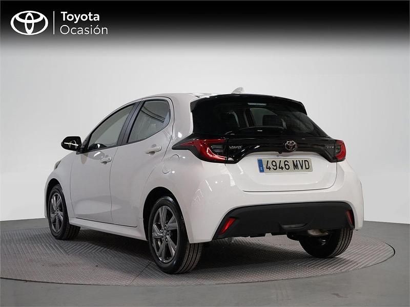 Usado Toyota Yaris Hybrid Active 116 CV (85 kW) 2024 Blanco classic
