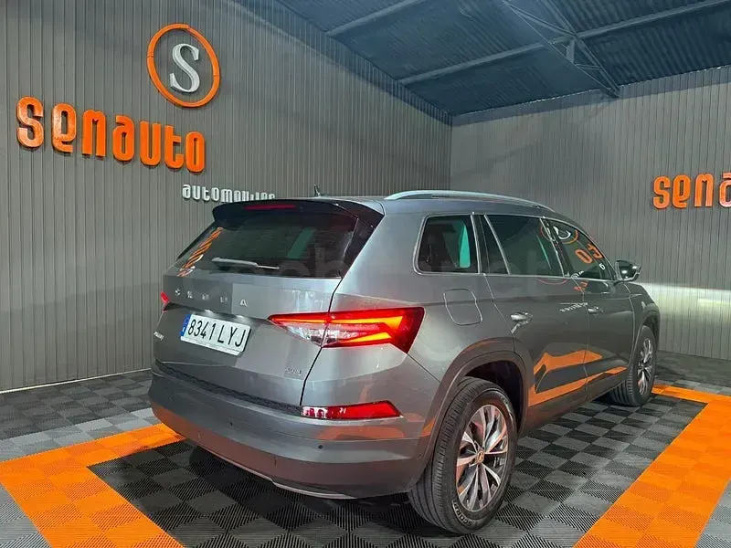Usado Skoda Kodiaq Style 200 CV (147 kW) 2022 Gris / plata SUV