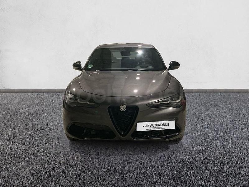 Usado Alfa Romeo Stelvio Sprint 160 CV (117 kW) 2023 Gris / plata SUV