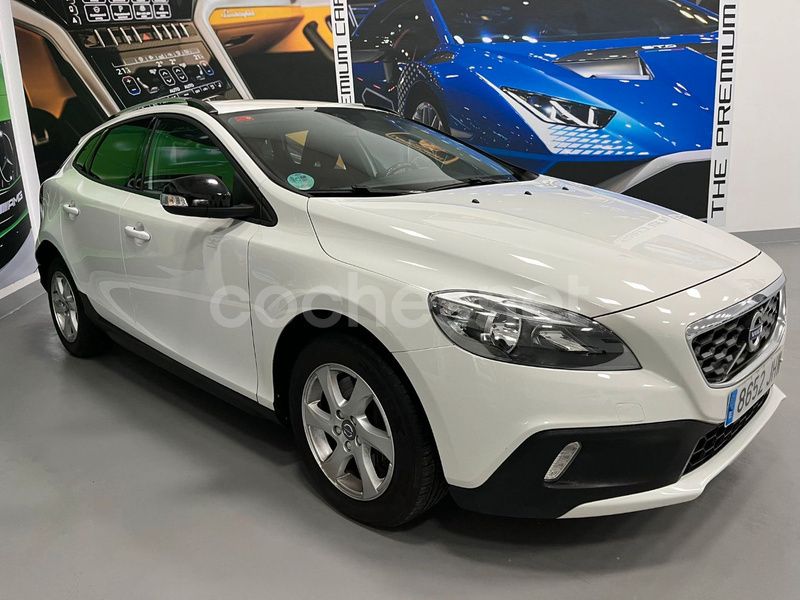 Blanco Usado 2016 Volvo V40 CC Kinetic Familiar | 9999 € (Buen precio) - Imagen 1/4