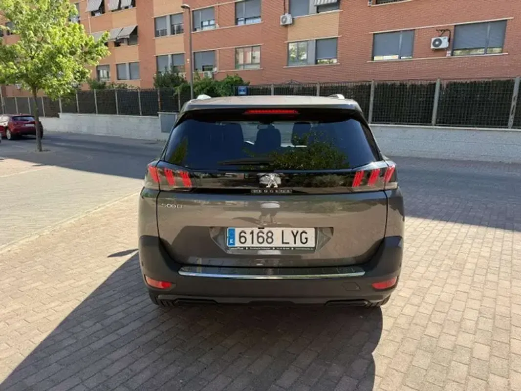 Usado Peugeot 5008 Style 131 CV (96 kW) 2022 Gris SUV