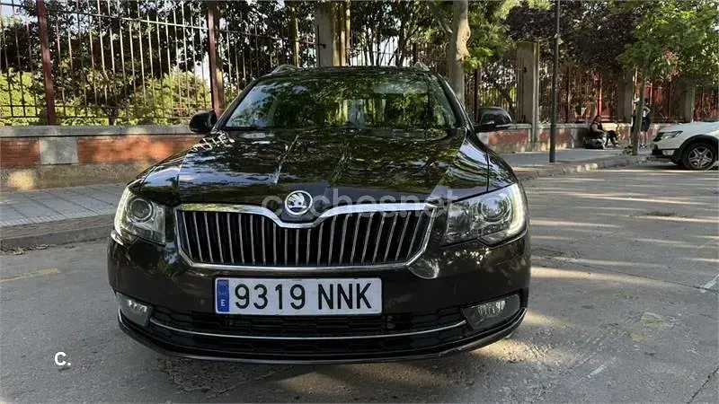 Usado Skoda Superb Exclusive 170 CV (125 kW) 2013 Granate Familiar