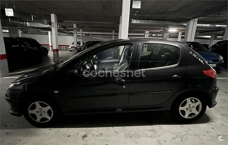 Usado Peugeot 206 90 CV (66 kW) 2005 Negro Berlina