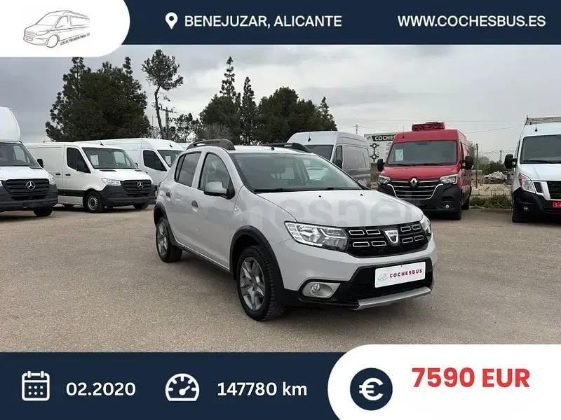 Usado Dacia Sandero Comfort 90 CV (66 kW) 2020 Gris / plata Berlina