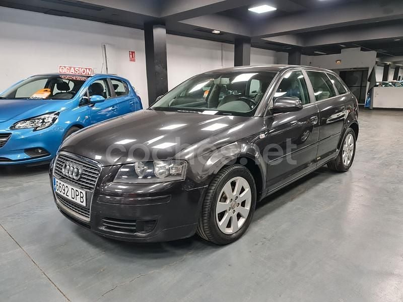 Usado Audi A3 Attraction 105 CV (77 kW) 2005 Marrón Berlina