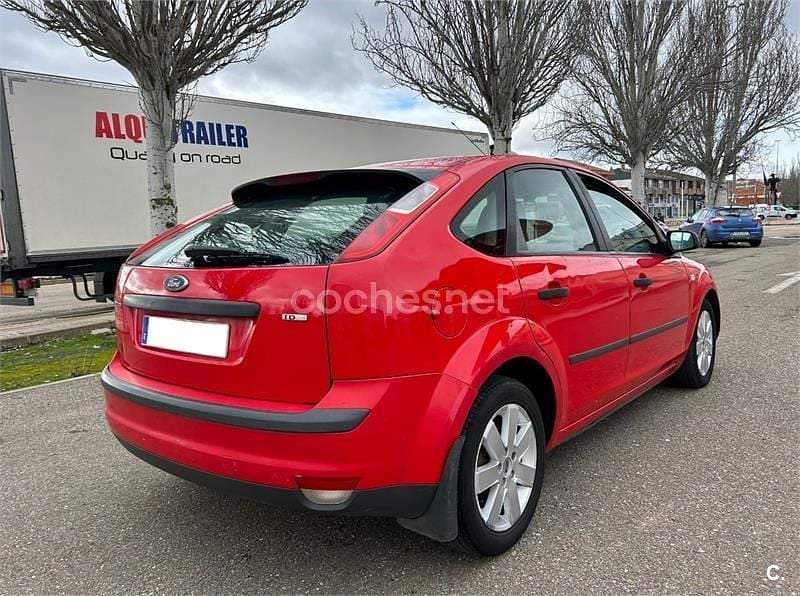 Usado Ford Focus Ghia 109 CV (80 kW) 2006 Rojo Berlina