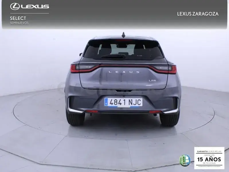 Usado Lexus LBX 136 CV (100 kW) 2025 Gris / plata SUV