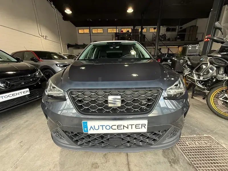 Usado Seat Arona Style 110 CV (80 kW) 2023 Gris / plata SUV