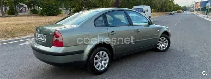 Usado VW Passat Conceptline 100 CV (73 kW) 2002 Gris / plata Berlina