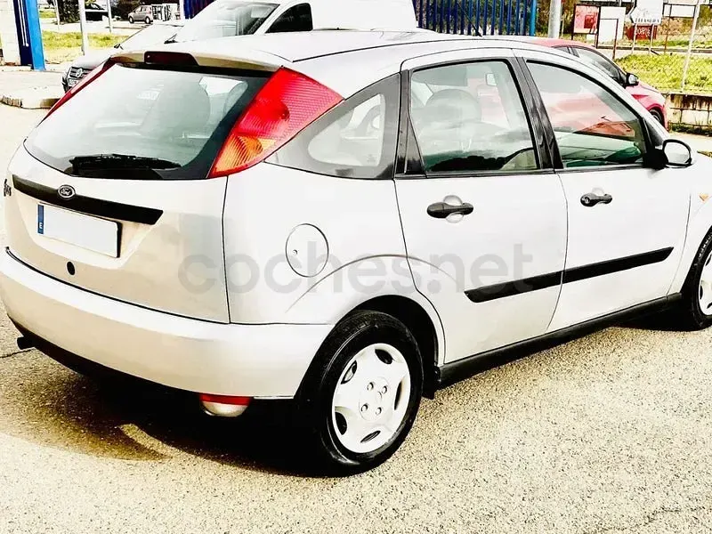 Usado Ford Focus Ambiente 100 CV (73 kW) 2000 Gris / plata Berlina